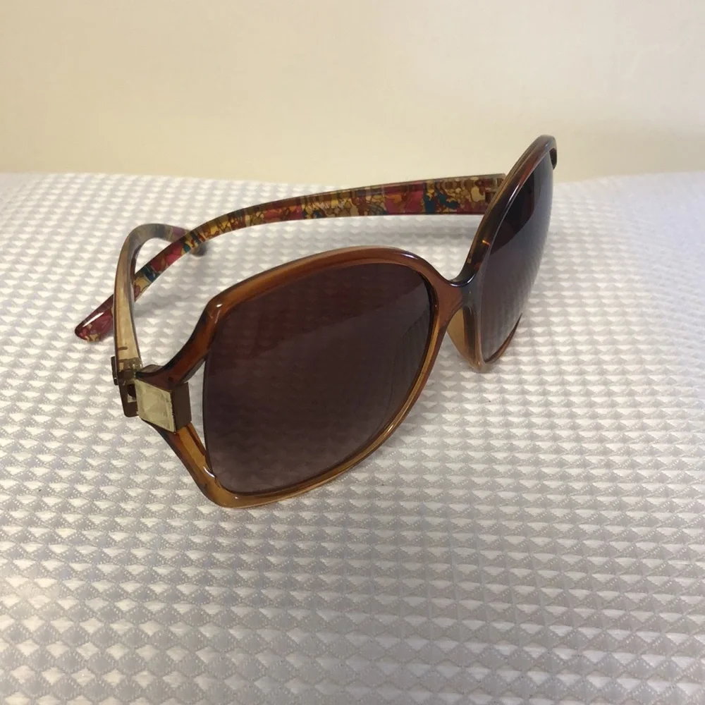 RELIC Sunglasses Brown Frames, Floral Temples, Cutout Lenses, Gold Detail - Picture 5 of 13